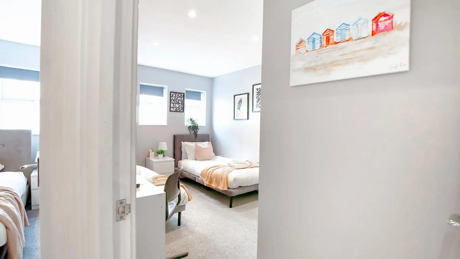 2 Bedroom, Brighton Central Apartment 0*,